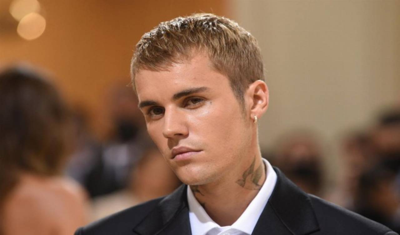 Dünyaca ünlü şarkıcı Justin Bieber yüz felci geçirdi